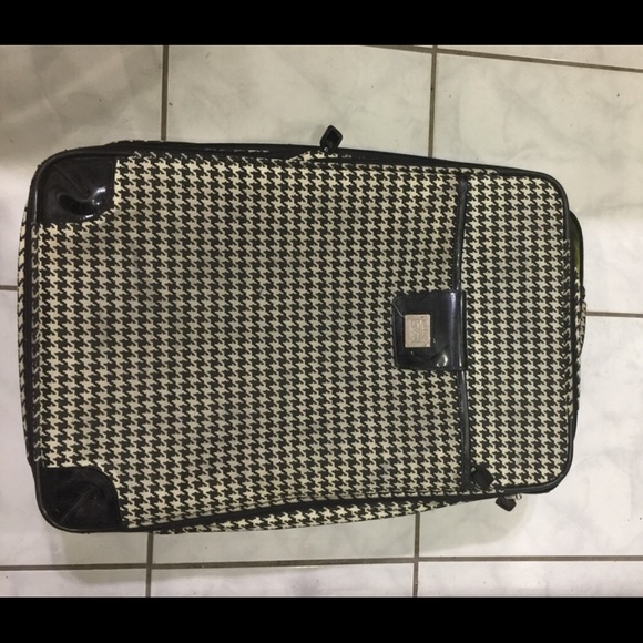 liz claiborne luggage wheels